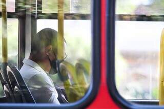 Passageiro usando máscara no transporte coletivo da Capital (Foto: Henrique Kawaminami)