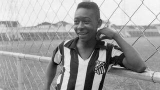 Pelé na adolescência com a camisa do Santos (Foto: Reprodução)