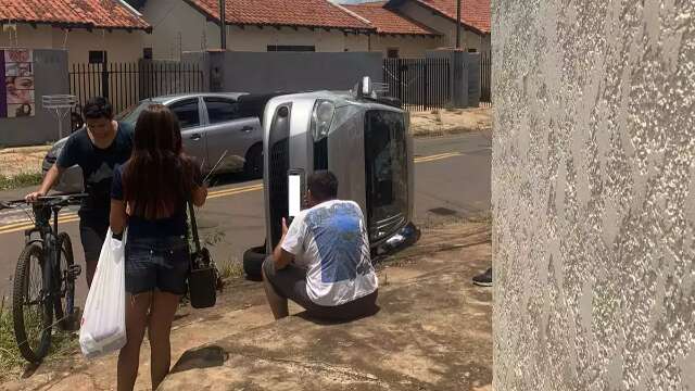 Carro tomba ap&oacute;s acidente com outro ve&iacute;culo em cruzamento no Vilas Boas