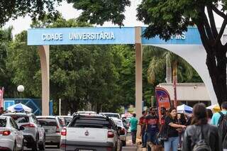 Movimentação de alunos em dia de vestibular na Cidade Universitária (Foto: Henrique Kawaminami)