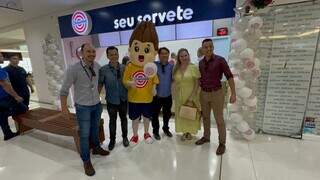 Amigos da família Akiyoshi prestigiam inauguração do Chiquinho Sorvetes Pátio Central Shopping (Foto: Caio Sakamoto)