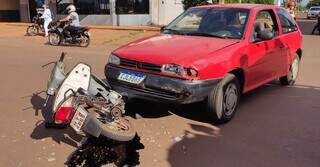 Gol invadiu preferencial e bateu em moto na Marcelino Pires, em Dourados (Foto: Adilson Domingos)