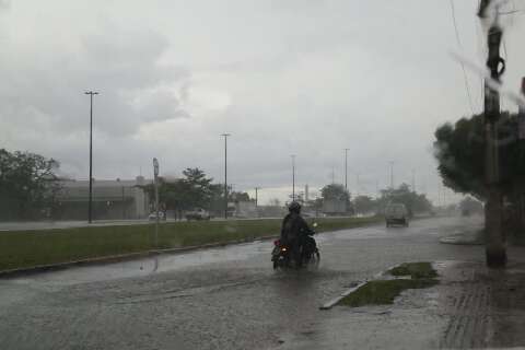 Chuva causa pontos de alagamento em Campo Grande