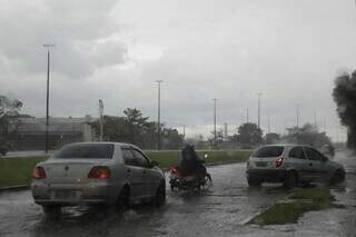 Chuva intensa registrada na região das Moreninhas (Foto: Kísie Ainoã)