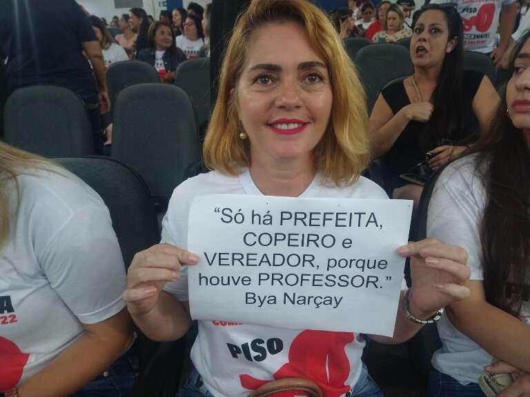 Professora Bya Narçay munida de cartaz (Foto: Izabela Cavalcanti/Campo Grande News)