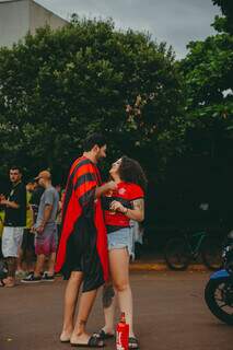 Vestindo uniforme e tomando cerveja, eles curtiram momento especial. (Foto: Janderson Mendonça)