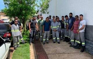 Parte dos funcionários paralisados em Campo Grande nesta quarta-feira. (Foto: Divulgação)
