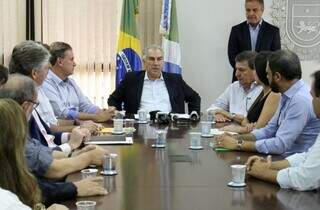 Governador Reinaldo Azambuja, ao centro, em reunião com equipe (Foto: Chico Ribeiro/Segov)