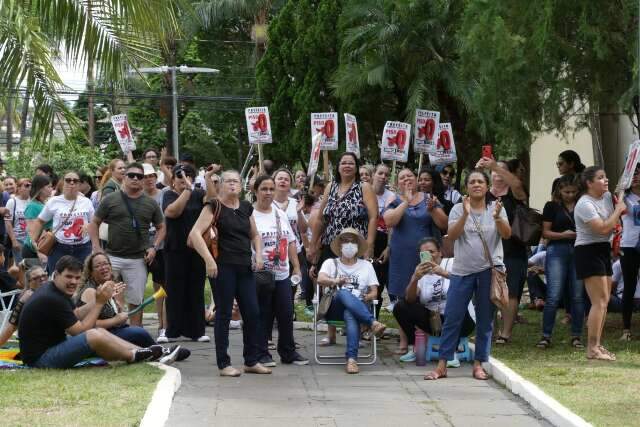 Sem reuni&atilde;o com Adriane, professores desistem de protesto em frente &agrave; Prefeitura
