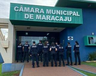 Policiais em frente à Câmara de Maracaju, onde foram cumpridos mandados de busca (Foto: Divulgação)