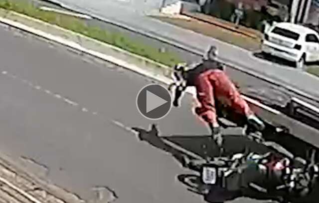 Motociclista bate em guincho parado na Av. Eduardo Elias Zahran