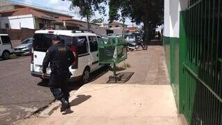 Agente do Gaeco saindo de comércio médico na Rua Rui Barbosa. (Foto: Mariely Barros)