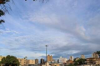 Céu com algumas nuvens nesta manhã em Campo Grande (Foto: Henrique Kawaminami)