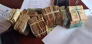 Parte do dinheiro apreendido pelo Dracco com um dos vereadores. (Foto: Divulgação | PCMS)