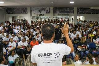 Presidente da ACP, Lucilio Nobre (costas) em assembleia com os professores da Reme. (Foto: Henrique Kawaminami)