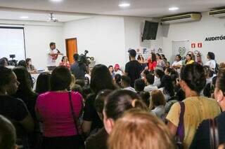 Presidente da ACP, Lucilio Nobre em assembleia com os professores da Reme. (Foto: Henrique Kawaminami)