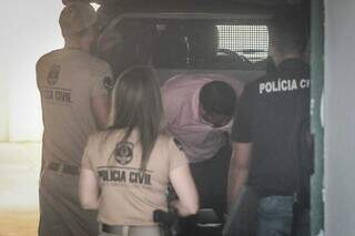 Preso é levado para Depca durante Operação Luz da Infância, da Polícia Civil. (Foto: Marcos Maluf)