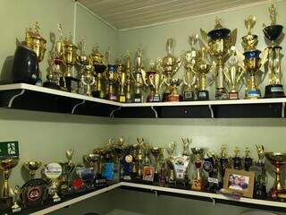 Troféus que banda da Instituição já ganhou ao longo de 22 anos. (Foto: Gabrielle Tavares)