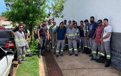 Terceirizados paralisam atividades em protesto por atraso de sal&aacute;rio