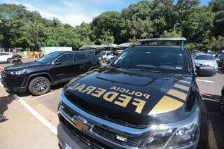 Viatura da Polícia Federal no estacionamento do Tribunal de Contas, no Parque dos Poderes, em Campo Grande. (Foto: Marcos Maluf)