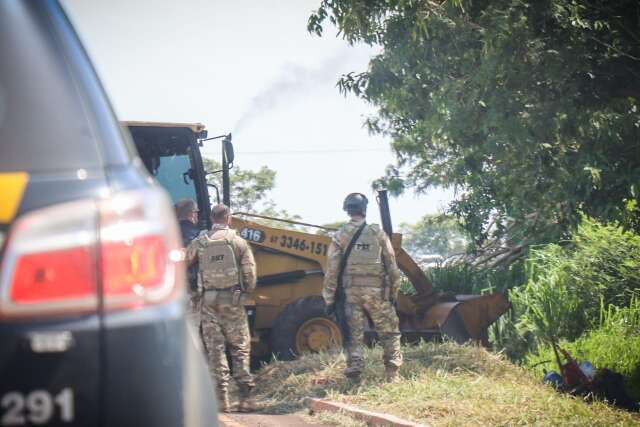 Desocupa&ccedil;&atilde;o derruba casas &agrave;s margens de rodovia na Capital