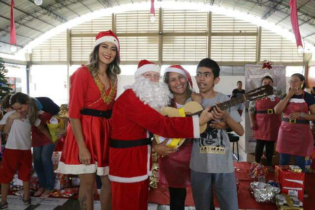 Papai Noel chega mais cedo e leva alegria para as crian&ccedil;as da Apae