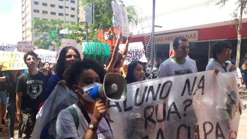 Sem receber bolsas, estudantes e pesquisadores protestam na Capital