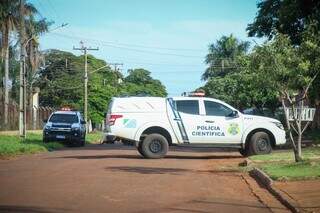 De joelhos, idoso &eacute; encontrado morto dentro de casa
