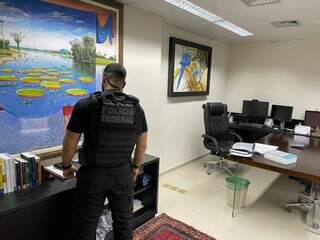 Policial federal cumpre mandado de busca e apreensão no TCE, no Parque dos Poderes. (Foto: Divulgação/PF)