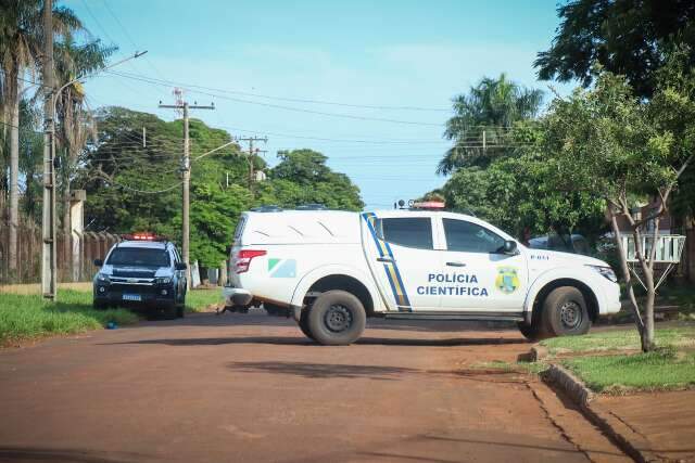 De joelhos, idoso &eacute; encontrado morto dentro de casa