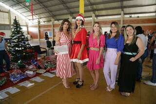 Representantes do grupo Mulheres que Indicam, que doaram os presentes para a Apae. (Foto: Kísie Ainoã)