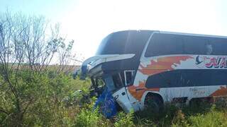 Ônibus dirigido por Rubisney acabou indo parar em área de mata após batida. (Foto: Bruno Reinehr | Rádio Uirapuru)
