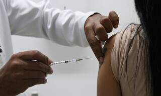 Pessoa é vacinada contra a covid-19. (Foto: Rovena Rosa/Agência Brasil)
