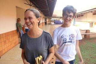 Taciana Costa e o filho Mathues, de 14 anos, na escola José de Souza (Foto: Paulo Francis)