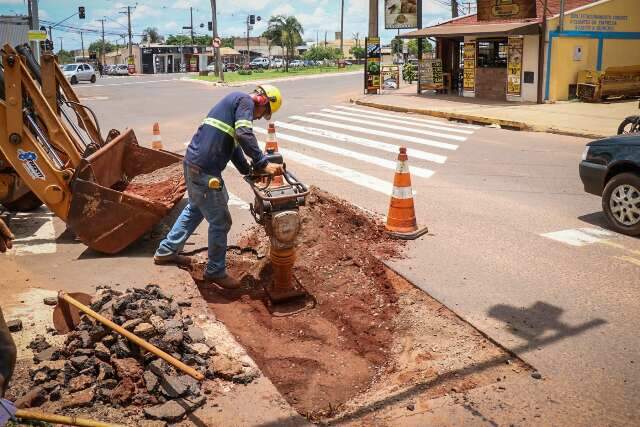 Empresa vai tapar buraco, mas caminh&atilde;o cai antes de executar servi&ccedil;o