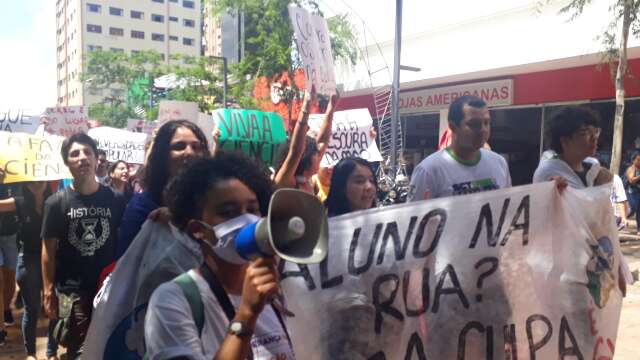 Sem receber bolsas, estudantes e pesquisadores protestam na Capital