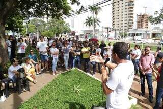 Professores fizeram protesto em frente à Prefeitura (Foto Kísie Anoiã/Campo Grande News)