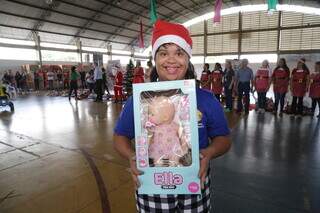 Ana Julia Ferreira com o presente que pediu para o Papai Noel. (Foto: Kísie Ainoã)