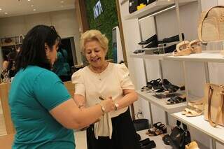 Cliente Zeferina Sanches Loureiro escolhendo produtos com o auxílio de uma vendedora; atendimento personalizado para o cliente sempre foi uma marca da loja Anita Shoes (Foto: Cristiane Komiyama)