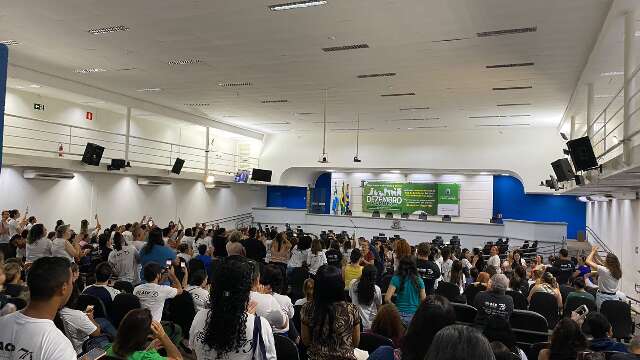 Em greve, professores lotam C&acirc;mara Municipal e buscam reuni&atilde;o com prefeita