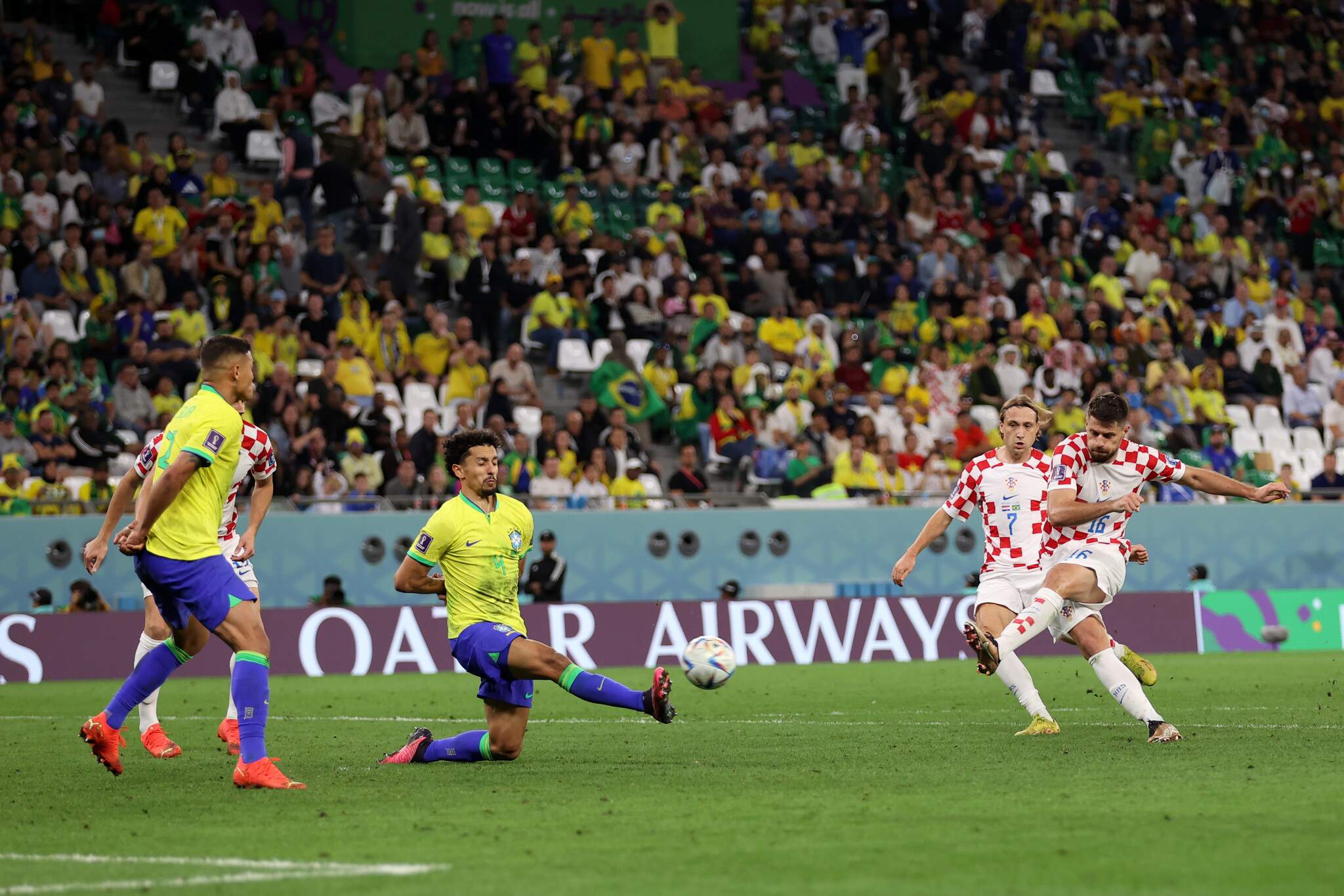 Por que o Brasil tinha sete jogadores no ataque no gol da Croácia