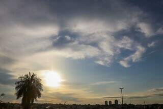 Céu parcialmente claro nesta manhã em Campo Grande (Foto: Henrique Kawaminami)