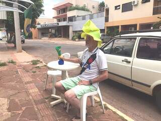 Sozinho, Cristovão não para de fazer barulho em uma das calçadas do Amambai. (Foto: Suzana Serviam)