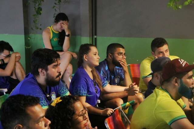 Em minutos, torcedores v&atilde;o da euforia &agrave; frustra&ccedil;&atilde;o com a elimina&ccedil;&atilde;o do Brasil