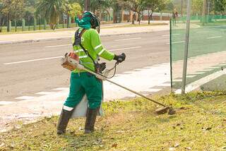 Equipes também fazem roçada em praças, pintura de meio fio e limpeza de feiras livres. (Foto: Assessoria)