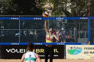 Partida de vôlei de praia em arena montada na Praça Esportiva Belmar Fidalgo (Foto: Henrique Kawaminami)