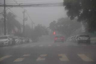 Chuva intensas atingem Campo Grande nesta sexta-feira (Foto: Kísie Ainoã)