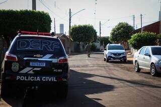 Viatura da Derf na rua onde ocorreu confronto. (Foto: Henrique Kawaminami)