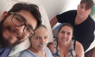 Vergínia com os netos Victor, Natália e Lucas, no hospital (Foto: Arquivo de família)