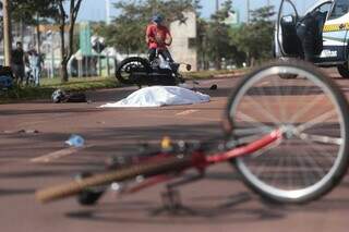 Bicicleta que a vítima conduzia quando foi atingida pelo carro (Foto: Marcos Maluf) 